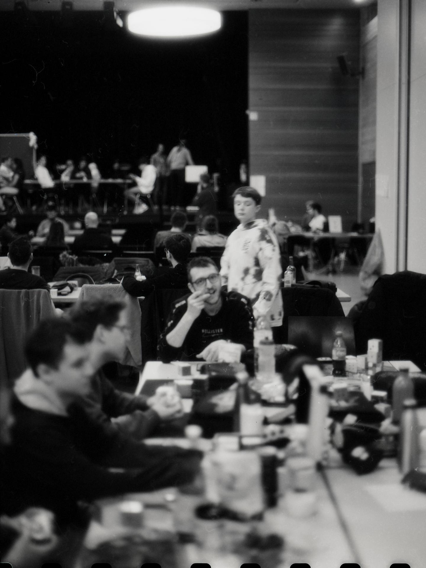 Thumbnail /2023 Comps/Cubing in HD/Tobi am Tisch.jpg